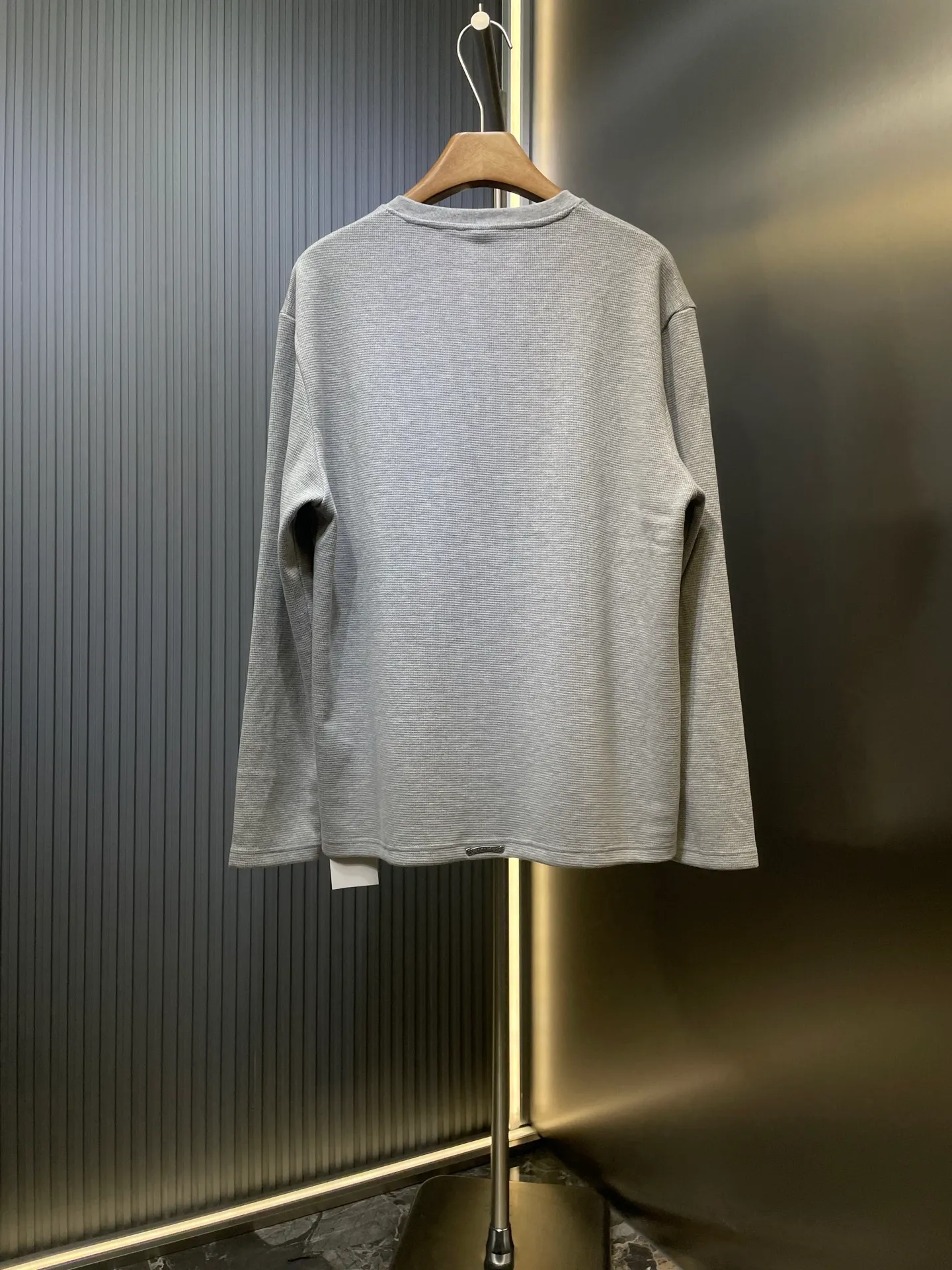 P420 Chrome Heart*🌟 Chrome Heart 25 patchwork leather Henry collar waffle sweatshirt. The fabric is made of 350g cotton waffle double-layer material before washing (to distinguish low-weight, cut corners and non-pure cotton market products). The silver buckles and scrolls are made of bronze and real silver (the materials have reached 300+ quality in the market). The leather label is still made of genuine imported lambskin. The most important thing is that the leather is hand-extended and stitched (the cost of handwork is high) in the fabric and hardware A lot of effort has been put into the craftsmanship. The top quality in the market. The industry benchmark is only owned by a few people. Size: s m l